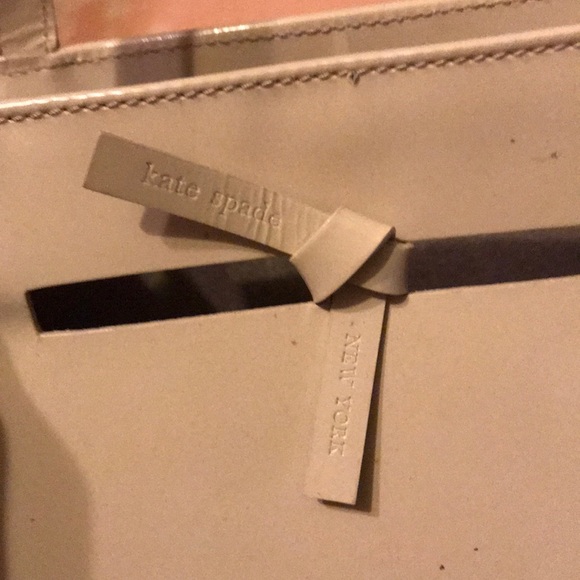 Kate Spade patent leather bucket bag. Beige - Picture 2 of 4